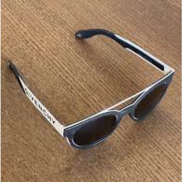 Its unused i had it for a while i dont need it. No scratches or any damage.